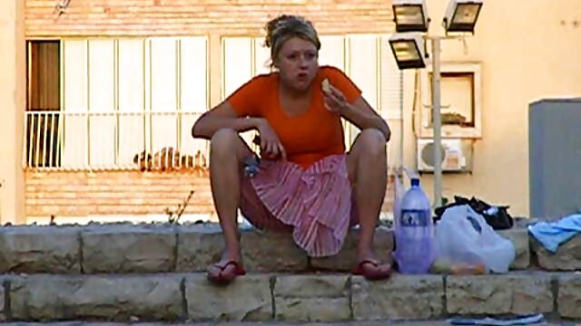 Ein Kerl, pornos mit frauen ab 40 ein Schwimmbad wird gespült und eine Blondine