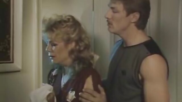 Das Modell reife porno tube Maria für Ihre Titten in die Kamera