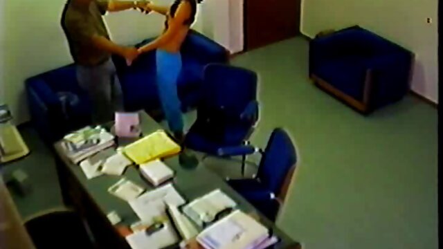 Mutter hält Ihre Tochter und pflanzte in gratis pornos alte weiber